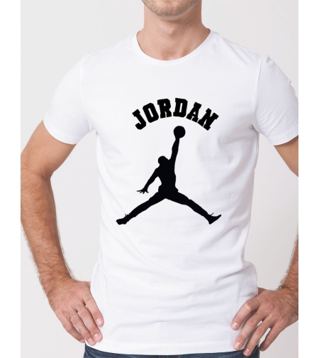 Бяла тениска джордан jordan с черна щампа отпред.