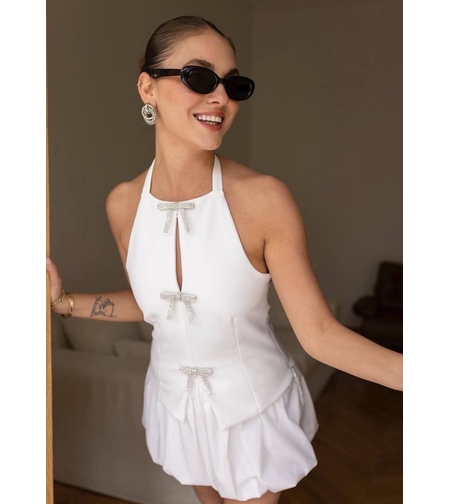 Топ с панделки в бяло