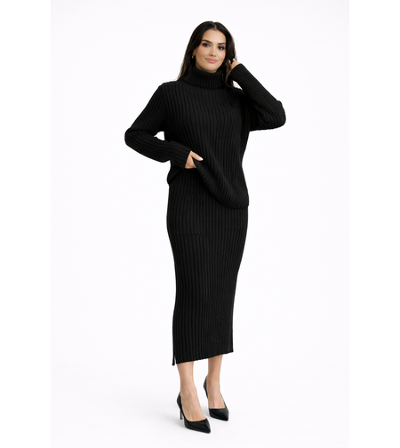 Издължен пуловер и пола с миди дължина