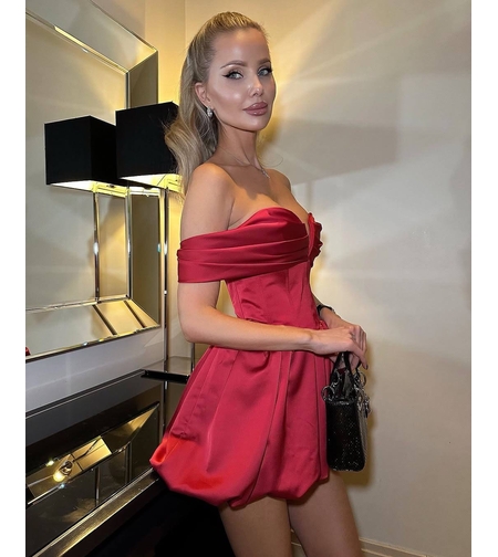 “Scarlet” Елегантна сатенена рокля