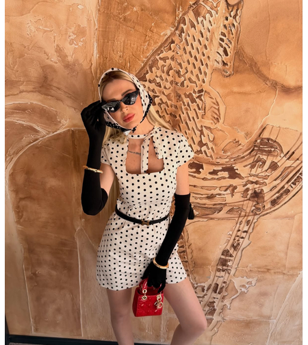 “Paris Chic” white - Елегантна рокля на точки с връзка