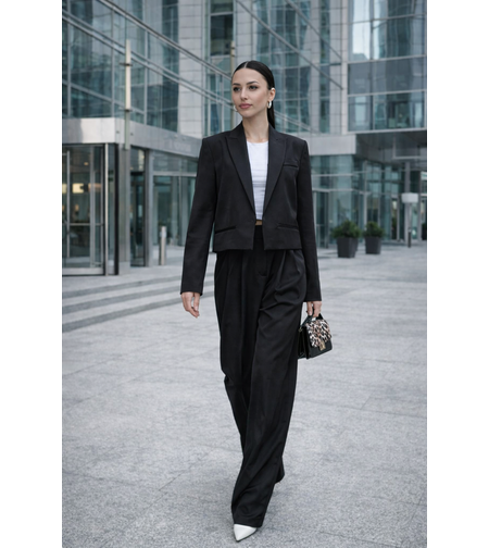 Bold Femme Black – Костюм с късо сако и класически панталон