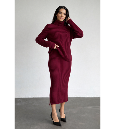 Издължен пуловер и миди пола Бордо