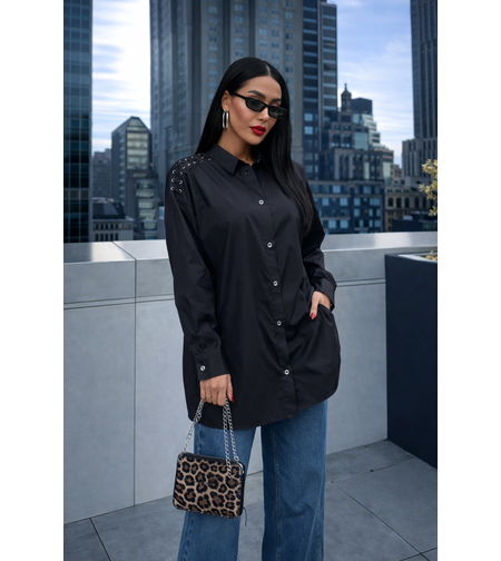 Широка черна риза с декоративни връзки на рамената