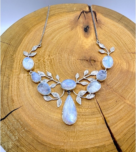 Колие с лунен камък