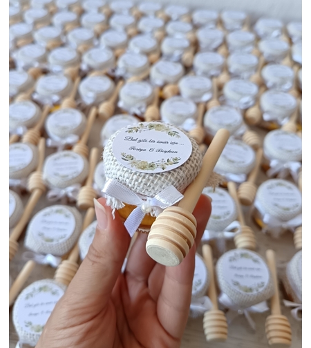 Бурканче с мед и лъжичка