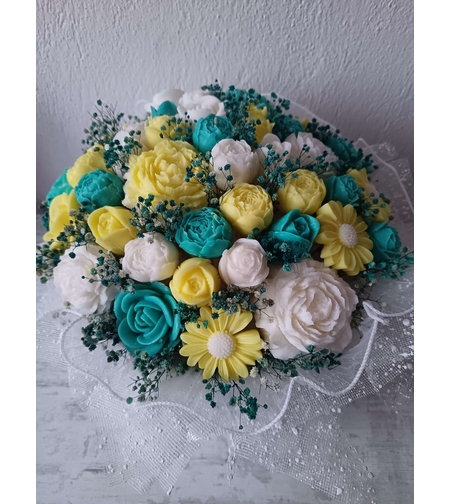 Голяма аранжировка със соеви цветя