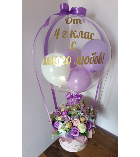 Кутия с цветя, бонбони и балон