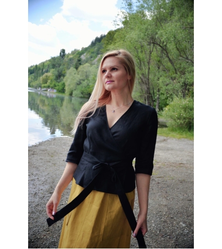 Черна ленена блуза с прехлупване