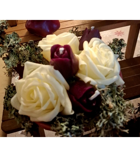 Аранжировка „Винена Нежност“ с восъчни рози и горски лишей