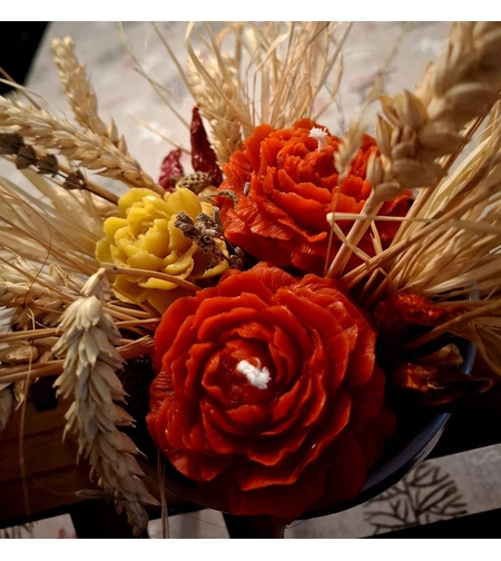 Аранжировка „Златна Жътва“ с восъчни рози и житни класове в керамика