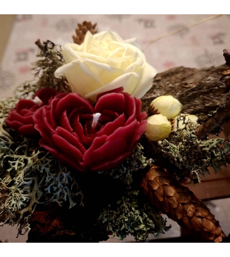 Аранжировка „Горска приказка“ с восъчни рози и естествен лишей