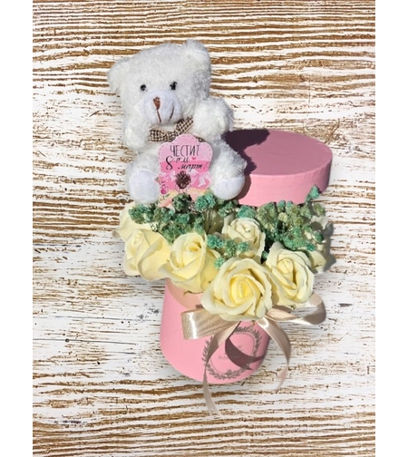 Малка кутия с бели рози и мече
