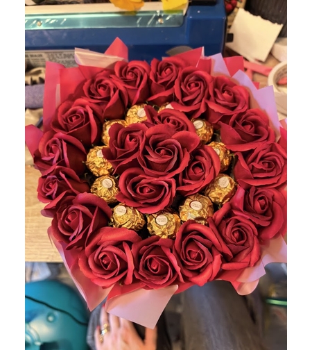 Персонализирана кутия с рози и бонбони