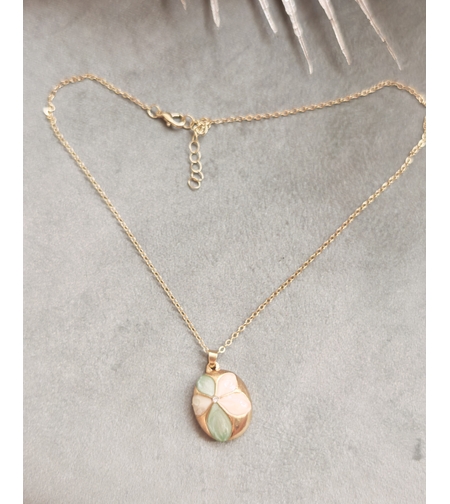 Дамски колиета с малък медальон