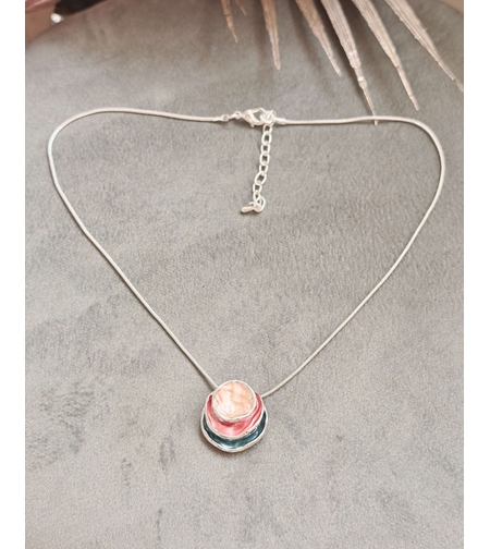 колие с малък медальон