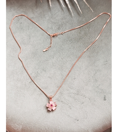 Дамски колиета с малък медальон