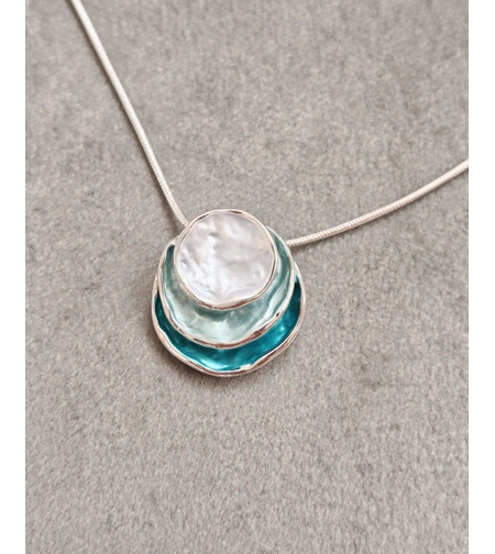 Дамски колиета с малък медальон