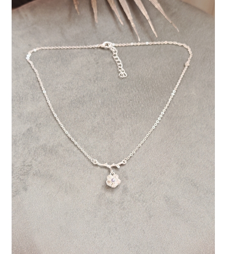 Дамски колиета с малък медальон