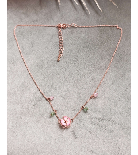 Дамски колиета с малък медальон