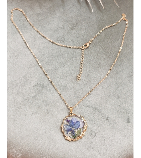 Дамски колиета с малък медальон