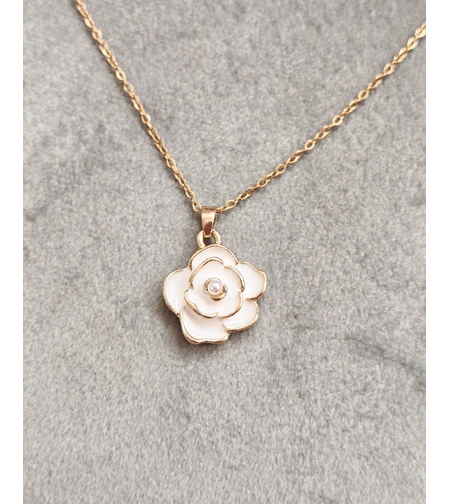 Дамски колиета с малък медальон