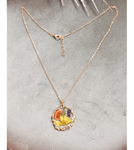 Дамски колиета с малък медальон