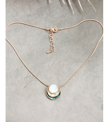 Дамски колиета с малък медальон