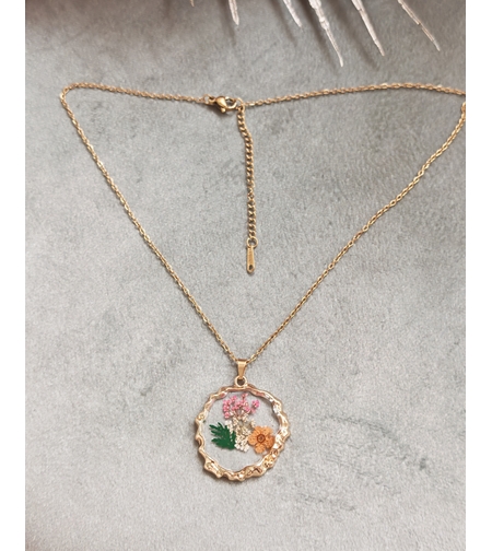 Дамски колиета с малък медальон