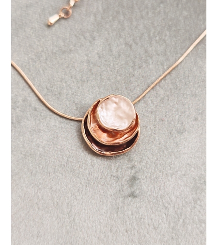 Дамски колиета с малък медальон