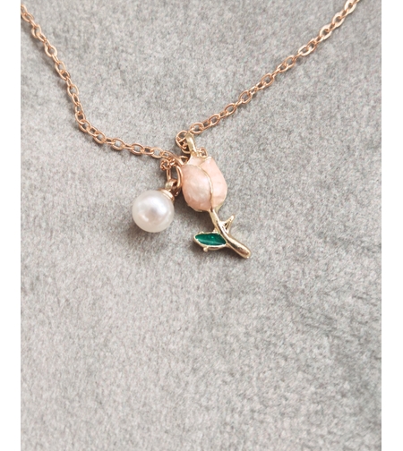 Дамски колиета с малък медальон