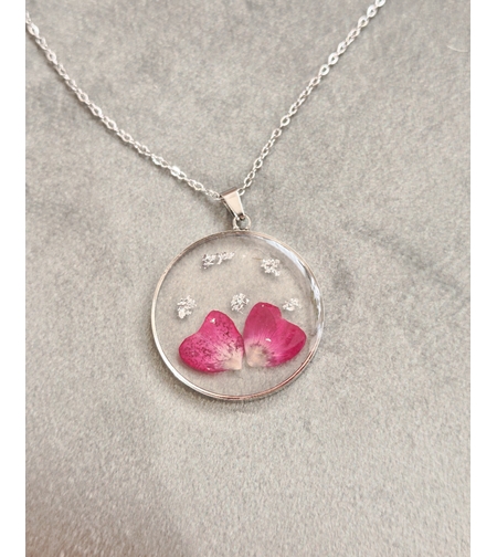 Дамски колиета с малък медальон