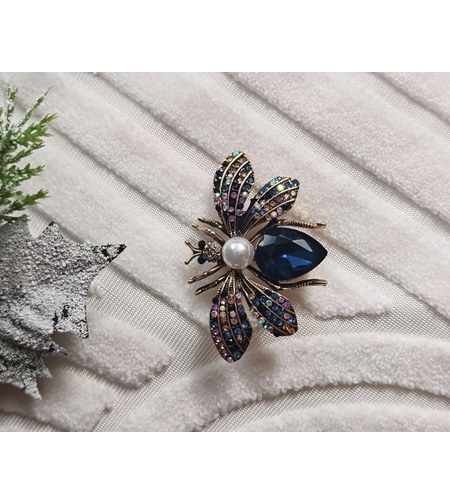 Брошка синия бръмбар