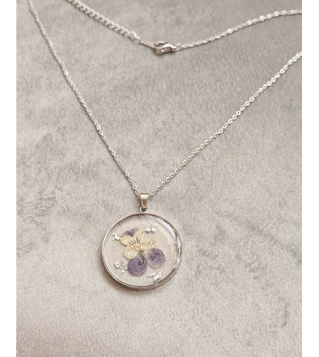 Дамски колиета с малък медальон