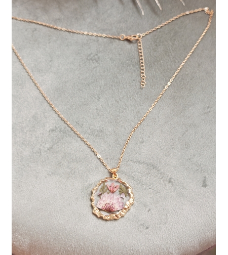 Дамски колиета с малък медальон