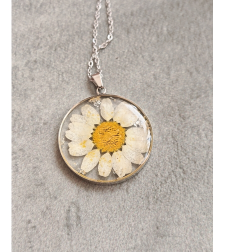 Дамски колиета с малък медальон