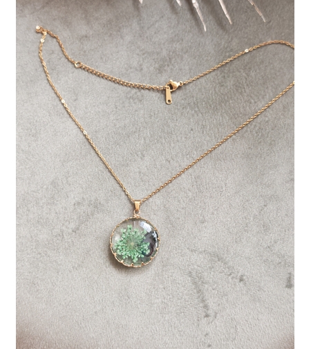 Дамски колиета с малък медальон