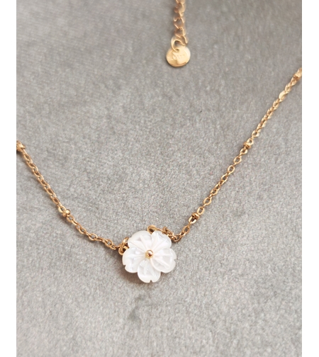 Дамски колиета с малък медальон