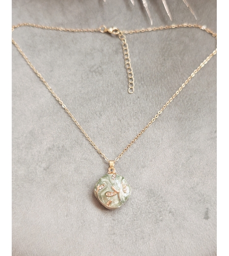 Дамски колиета с малък медальон