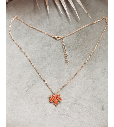 Дамски колиета с малък медальон