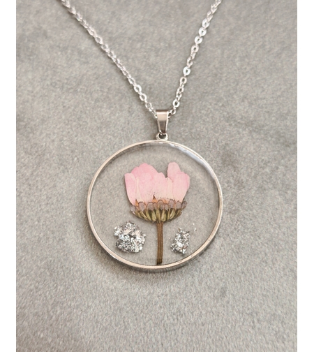 Дамски колиета с малък медальон