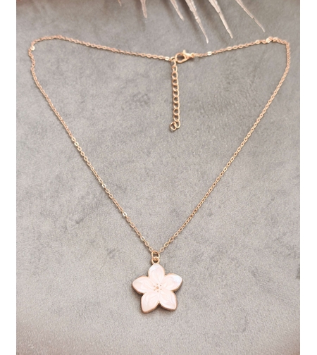 Дамски колиета с малък медальон