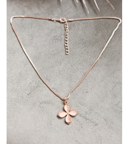 Дамски колиета с малък медальон