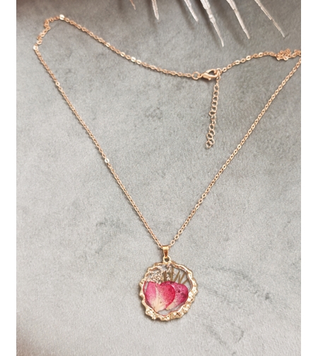 Дамски колиета с малък медальон