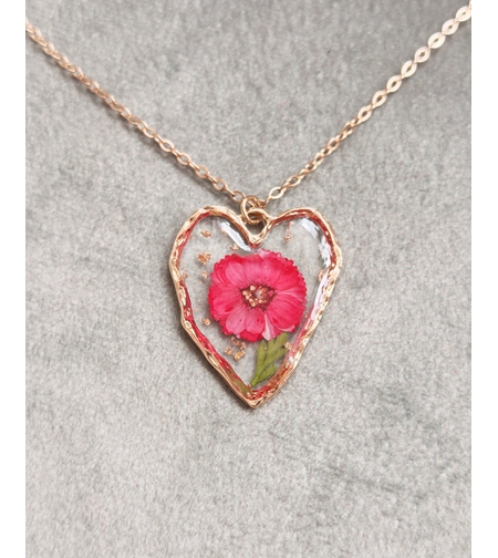 Дамски колиета с малък медальон