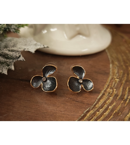 Дамски обици