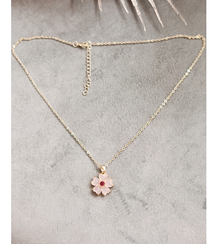 Дамски колиета с малък медальон