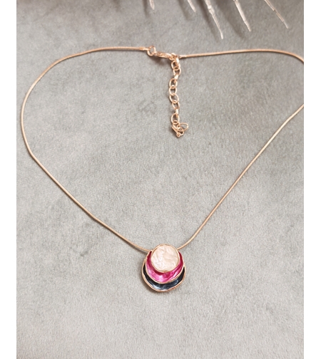 Дамски колиета с малък медальон