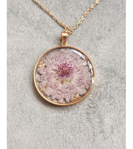 Дамски колиета с малък медальон