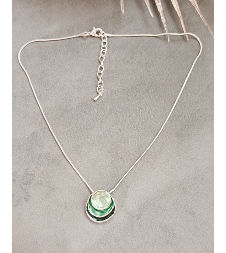 Дамски колиета с малък медальон